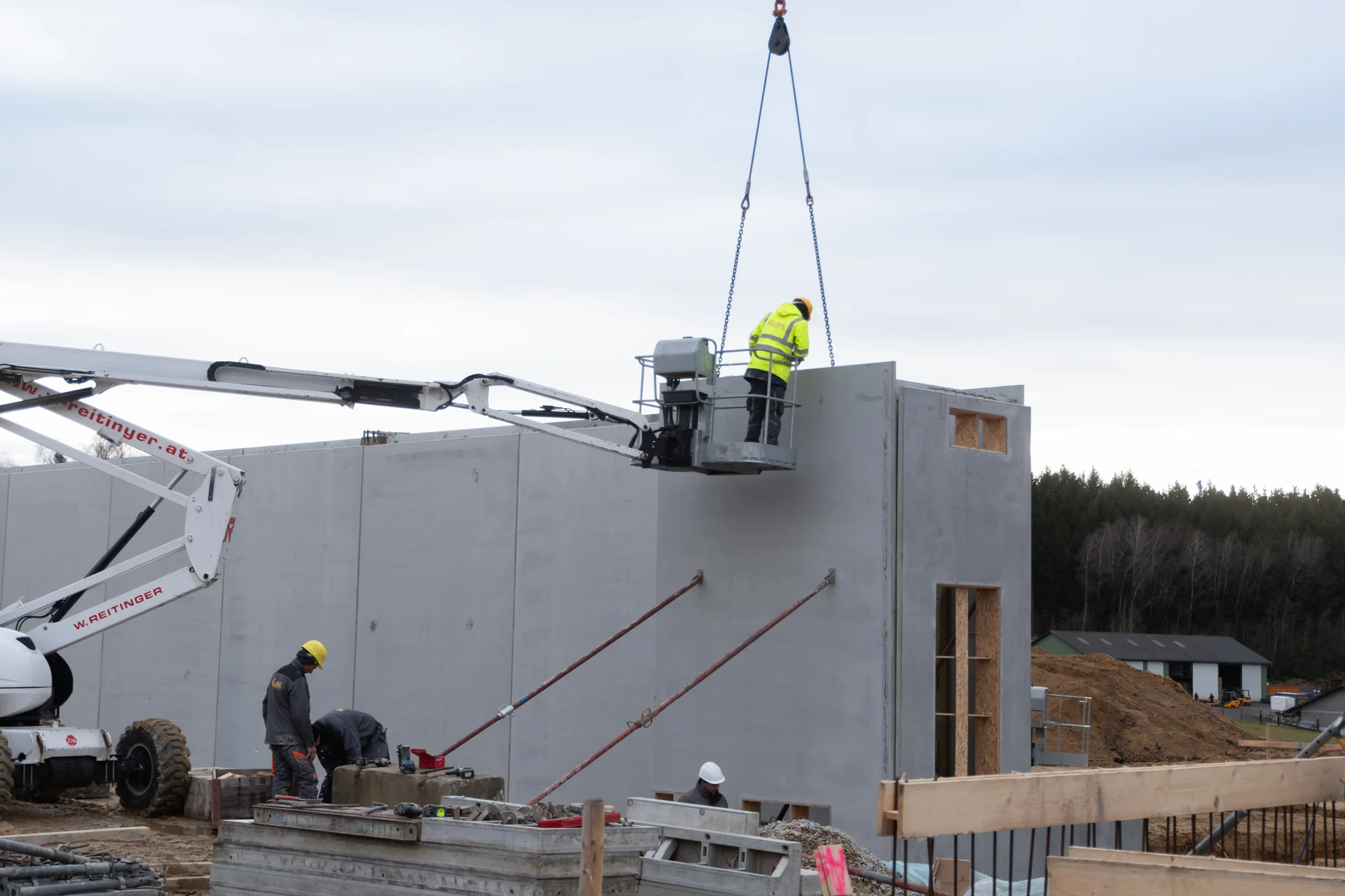 Hubsteiger setzt Wandelement