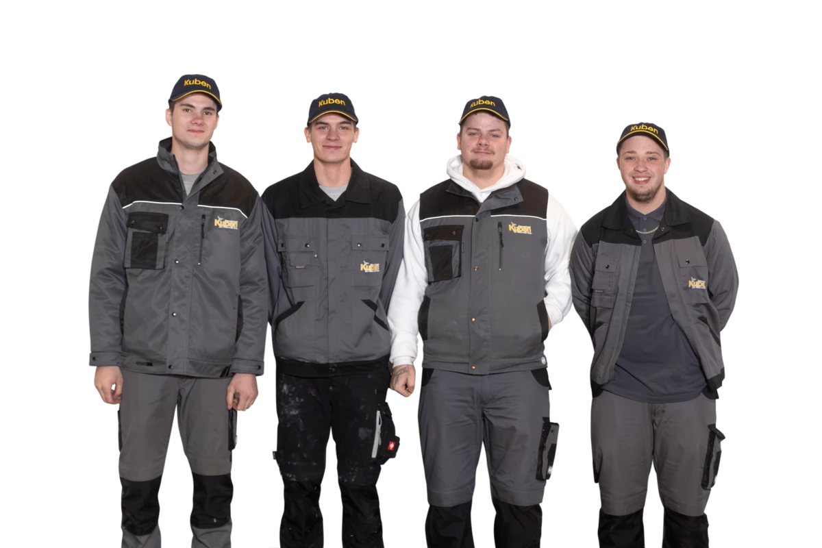 Vier Kuben-Lehrlinge in Arbeitskleidung